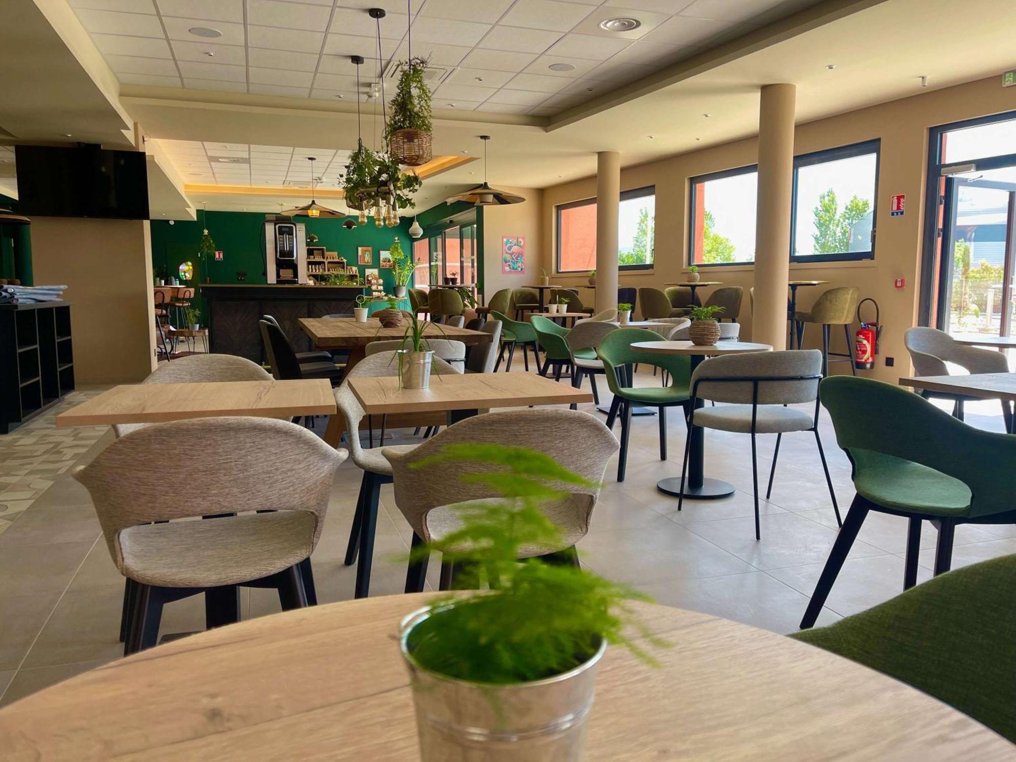 Ibis Budget Porte de Camargue Saint-Martin-de-Crau Extérieur photo