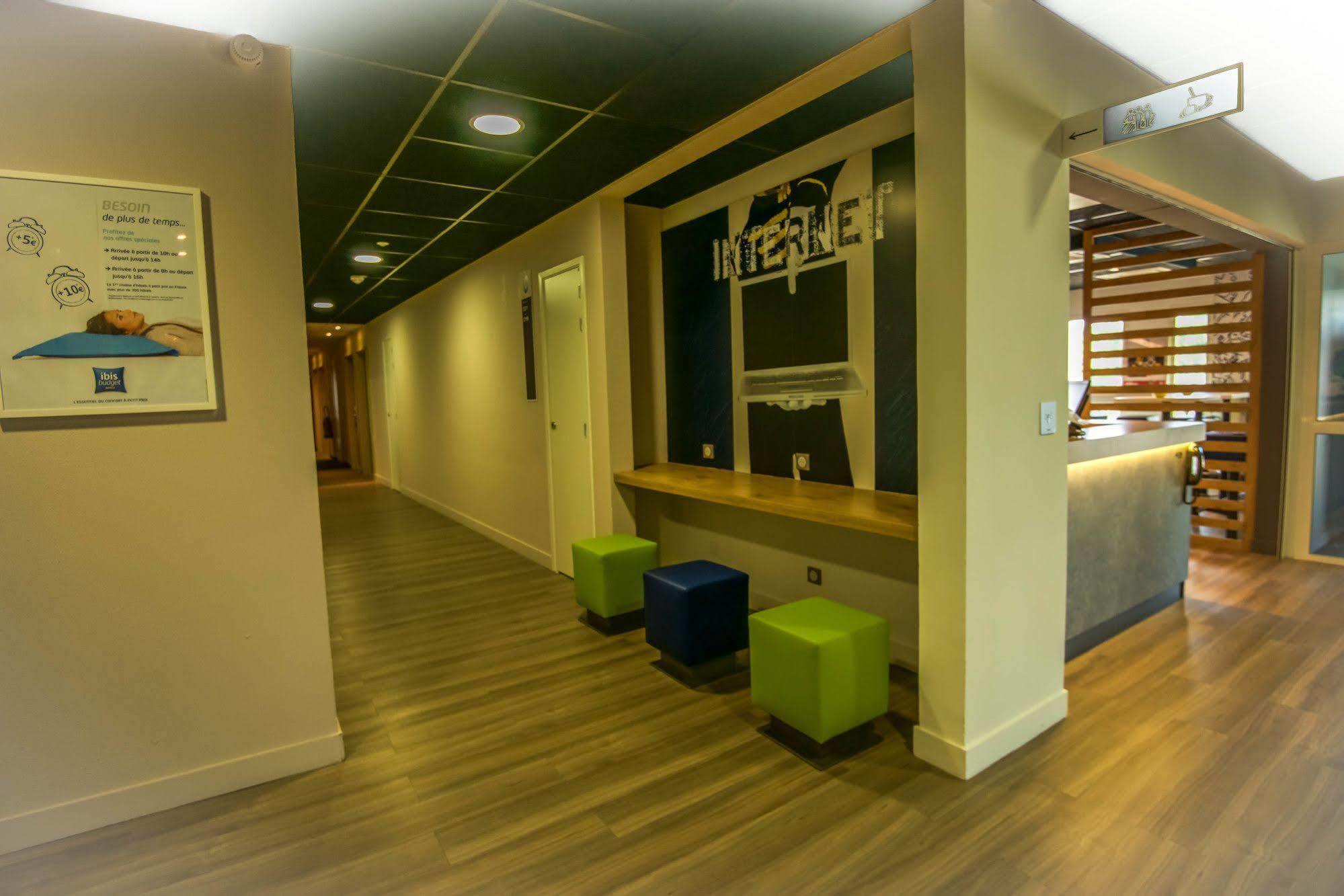 Ibis Budget Porte de Camargue Saint-Martin-de-Crau Extérieur photo
